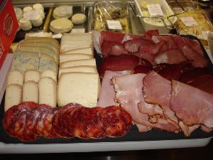 Plateau raclette 2 fromages de vache et 1 fromage chèvre/brebis   + 5 charcuteries pour 4 personnes 