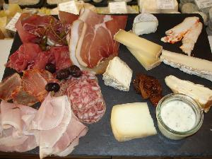 Plateau apéro fromages et charcuteries 57€